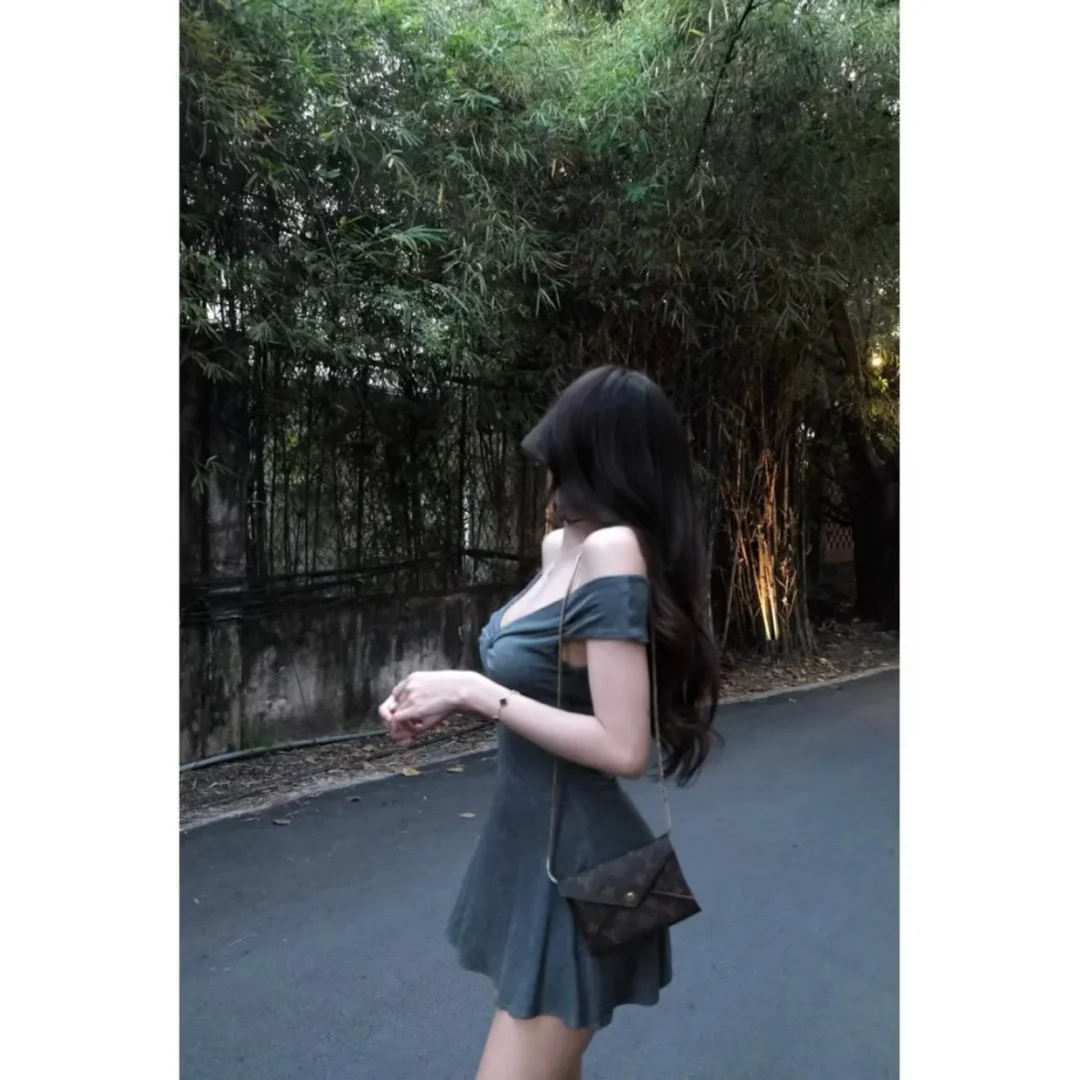 Photo 4 of Đầm mini trễ vai đen size M/L