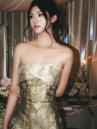 Photo 4 of Váy dài lụa hoa văn xanh mint Afrodille