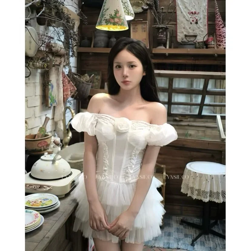 Photo 1 of Đầm trắng corset trễ vai tulle nữ