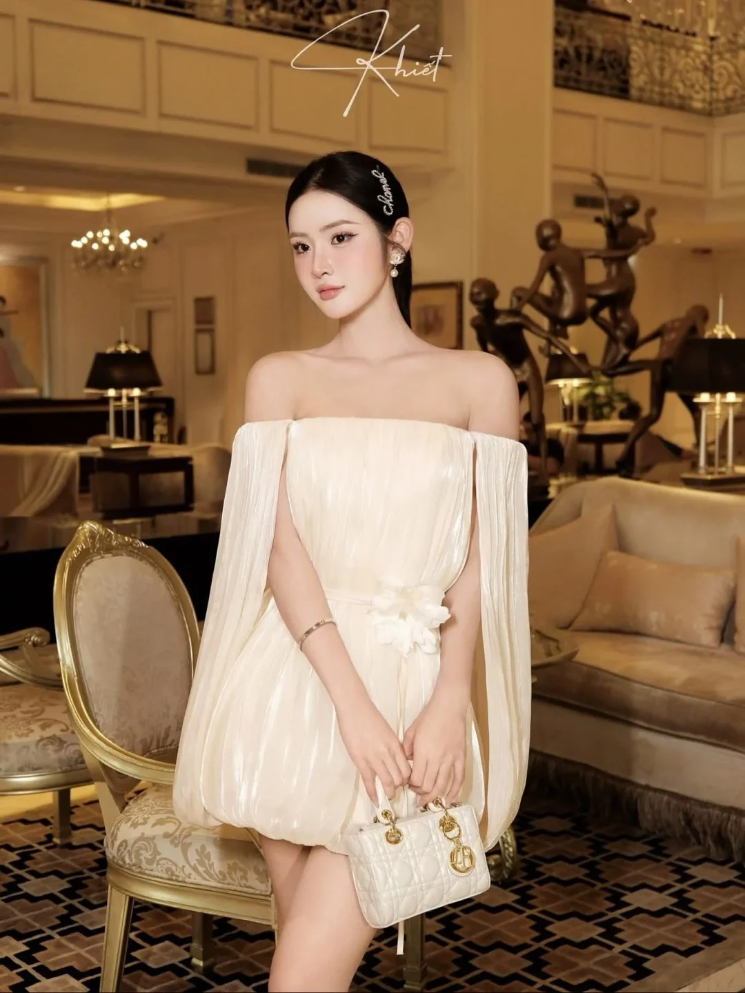 Photo 1 of Đầm trễ vai lụa kem sang trọng