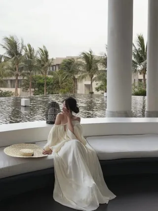 Photo 1 of Váy dài trễ vai lụa trắng Amelie