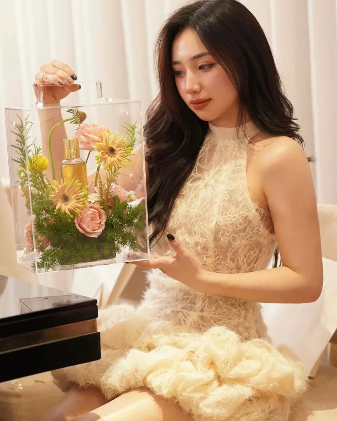 Photo 4 of Đầm ren mini lông vũ kem Ononmade