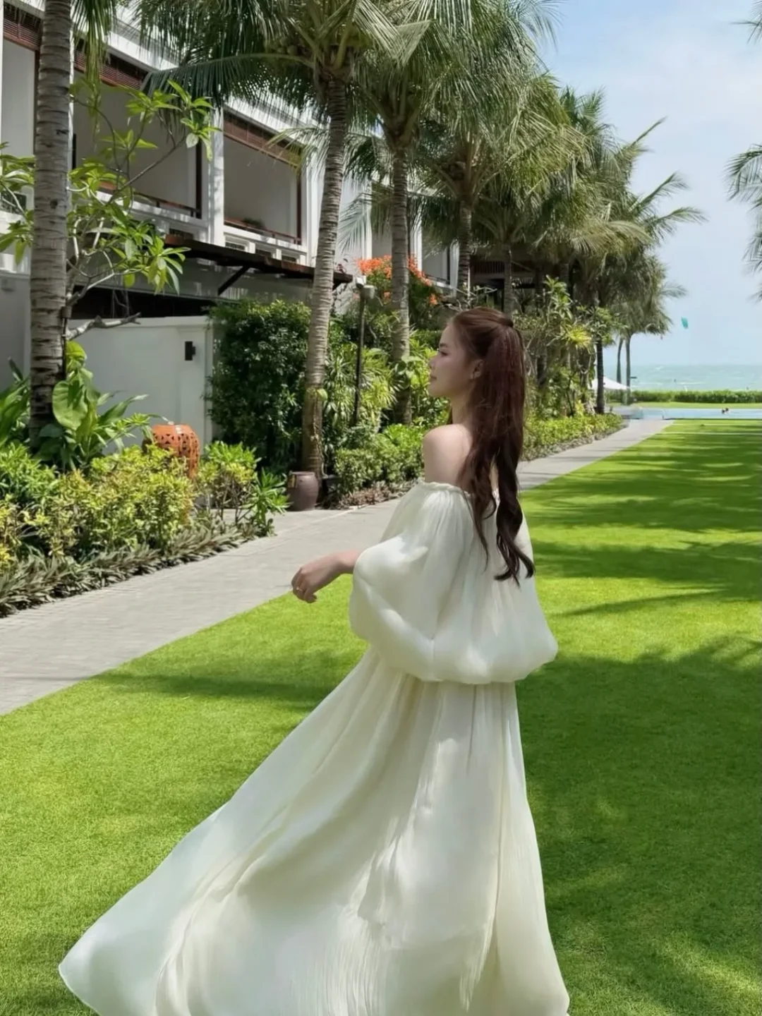 Photo 3 of Váy maxi trễ vai voan vàng Amelie