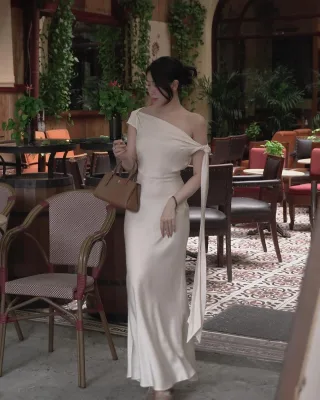 Ảnh 1 của Váy dài lụa trễ vai kem Dressesinsilk