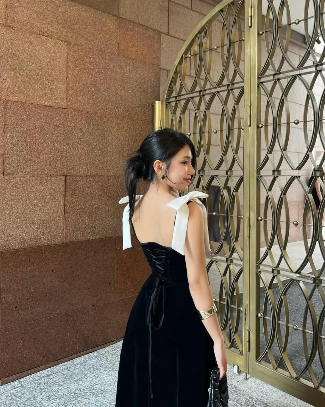 Photo 3 of Váy dạ hội nhung đen nơ vai Trúc Thanh
