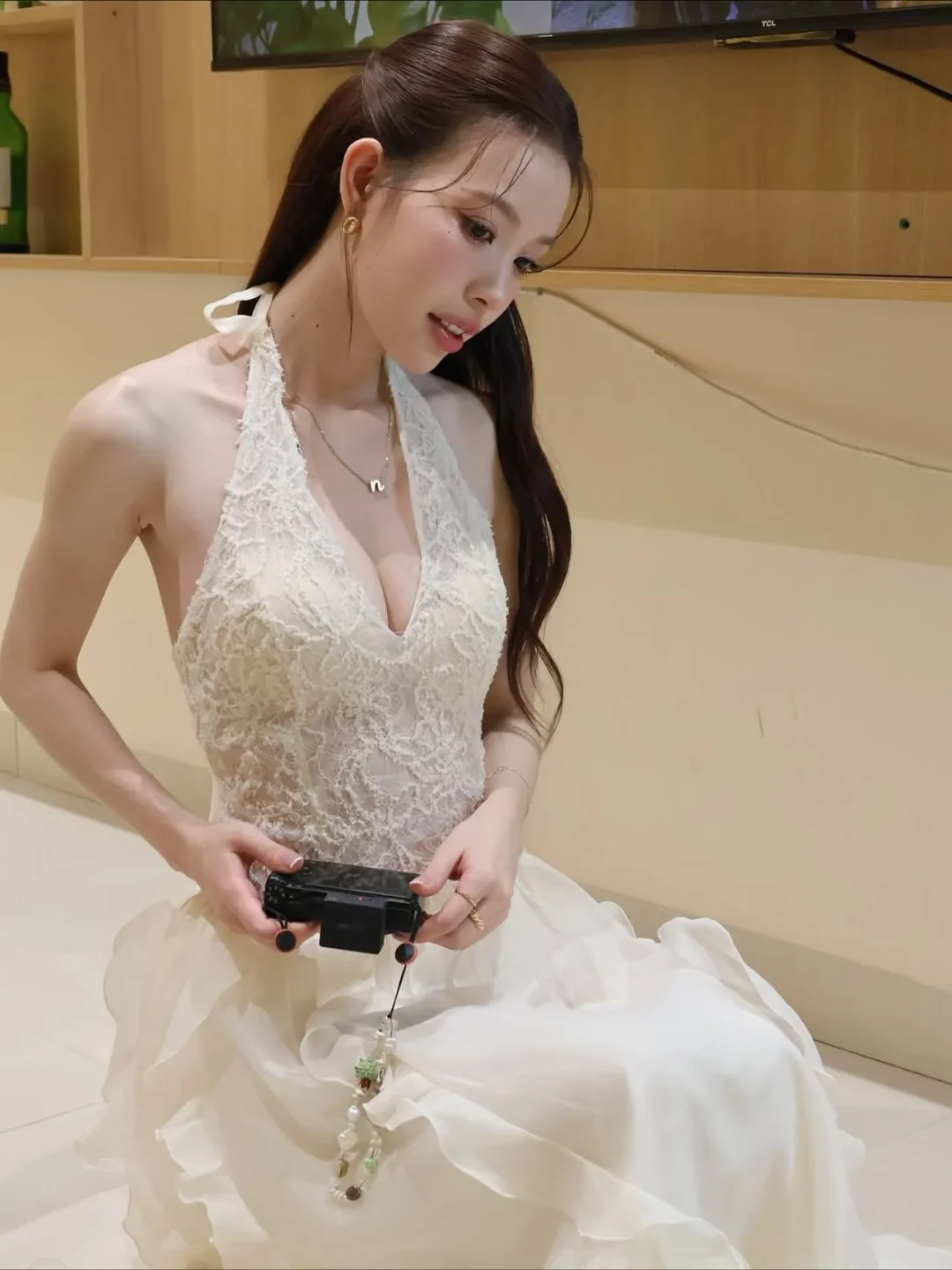 Ảnh 2 của Đầm ren trắng cổ yếm Amelie nữ tính