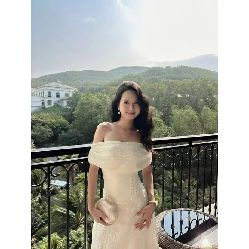 Photo 3 of Đầm trắng trễ vai ren nữ sang trọng