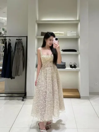Ảnh 2 của Váy maxi ren hoa kem Chou Chou