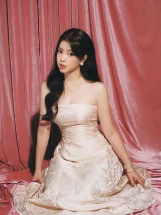 Photo 1 of Đầm dạ hội strapless satin kem Fini8