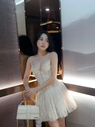 Photo 1 of Váy ren lấp lánh ngắn Ononmade size S