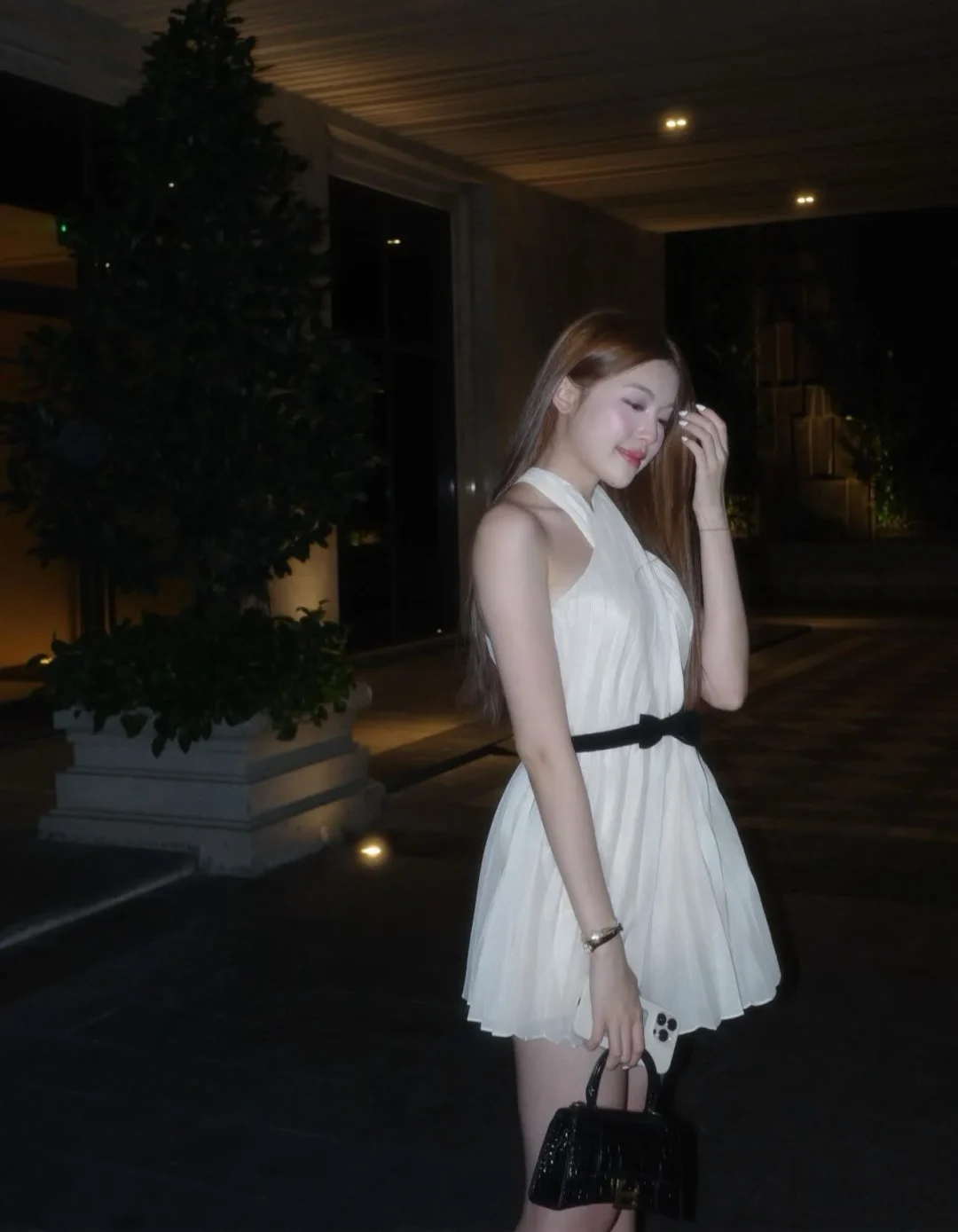 Photo 1 of Đầm trắng cổ yếm KHIẾT size M