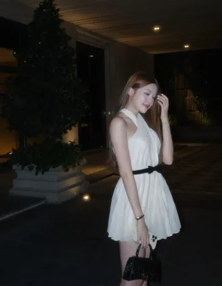 Photo 1 of Đầm trắng cổ yếm KHIẾT size M
