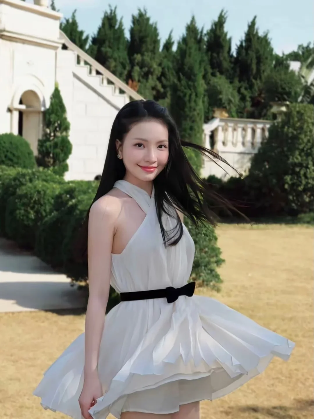 Photo 3 of Váy trắng cổ yếm xếp ly KHIẾT