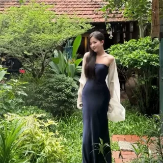 Ảnh 4 của Đầm cúp ngực satin đen sang trọng