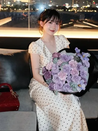 Ảnh 2 của Váy lụa chấm bi trắng nữ thanh lịch