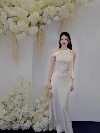 Photo 1 of Váy lụa một vai dài màu kem
