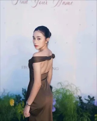 Ảnh 2 của Đầm lụa trễ vai nâu Themercury size S