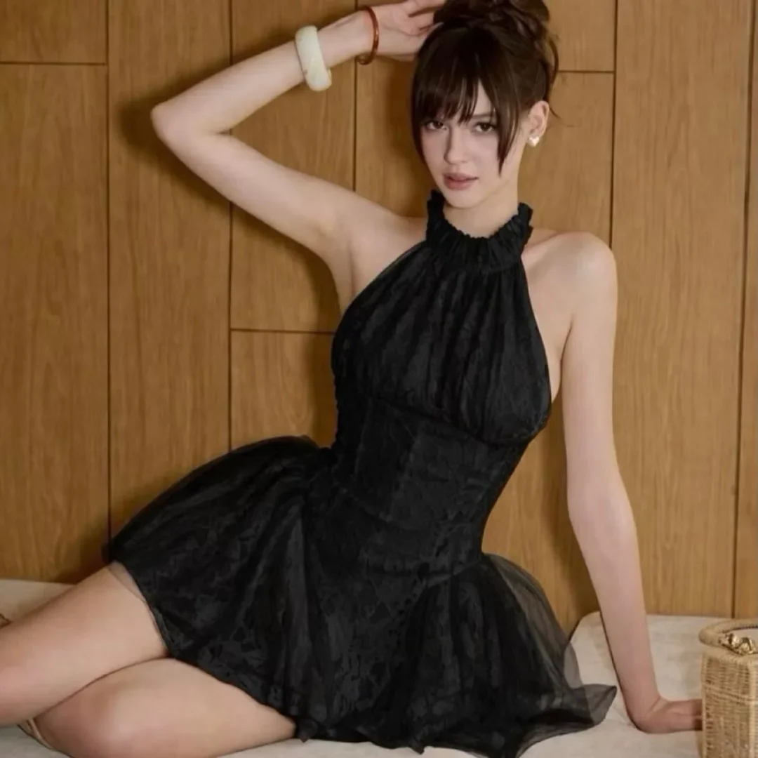 Photo 1 of Váy ngắn halter đen size M nữ