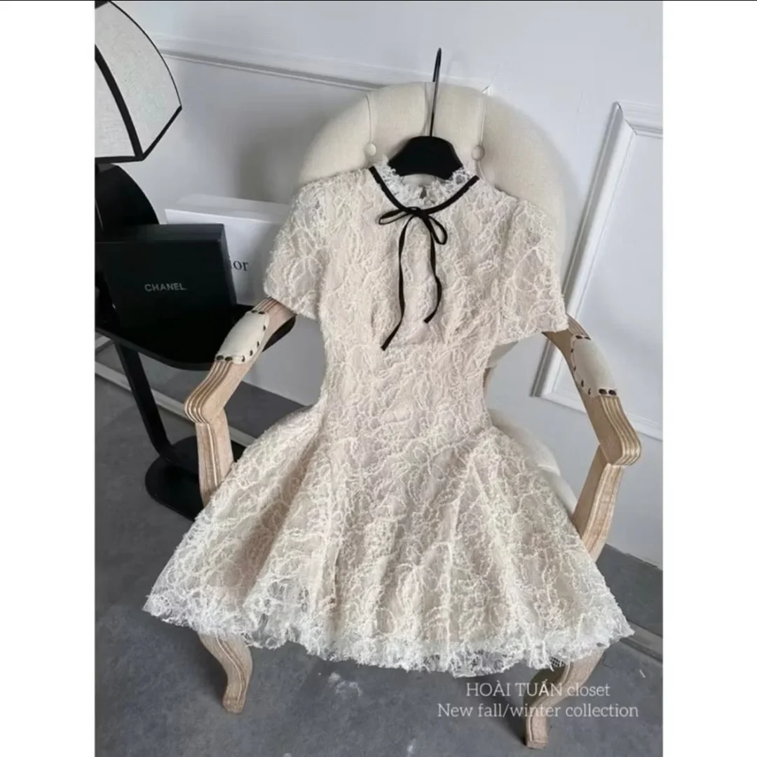 Ảnh 1 của Váy ren kem tay ngắn nữ size M