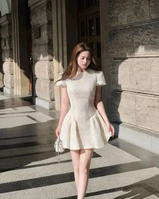 Photo 4 of Váy ren nữ ngắn màu kem xòe