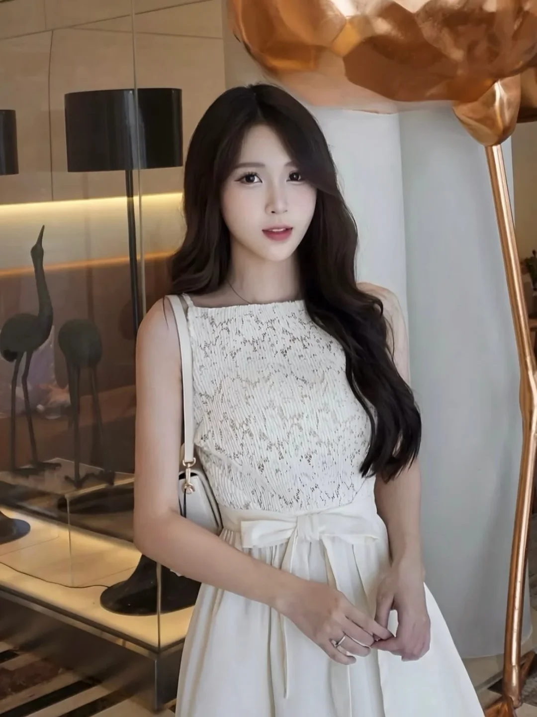 Ảnh 2 của Đầm maxi ren trắng Monico thanh lịch