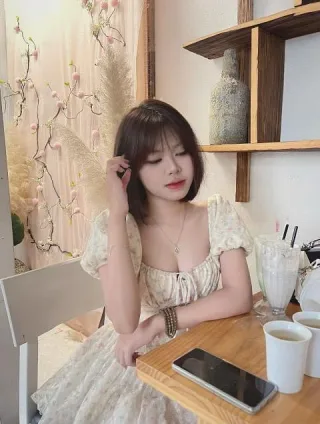 Ảnh 2 của Váy hoa nữ cổ vuông pastel xinh xắn
