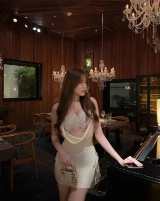 Photo 1 of Đầm lụa ren cổ đổ Kaiiros màu kem