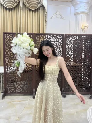 Ảnh 3 của Váy maxi ren hoa kem Chou Chou