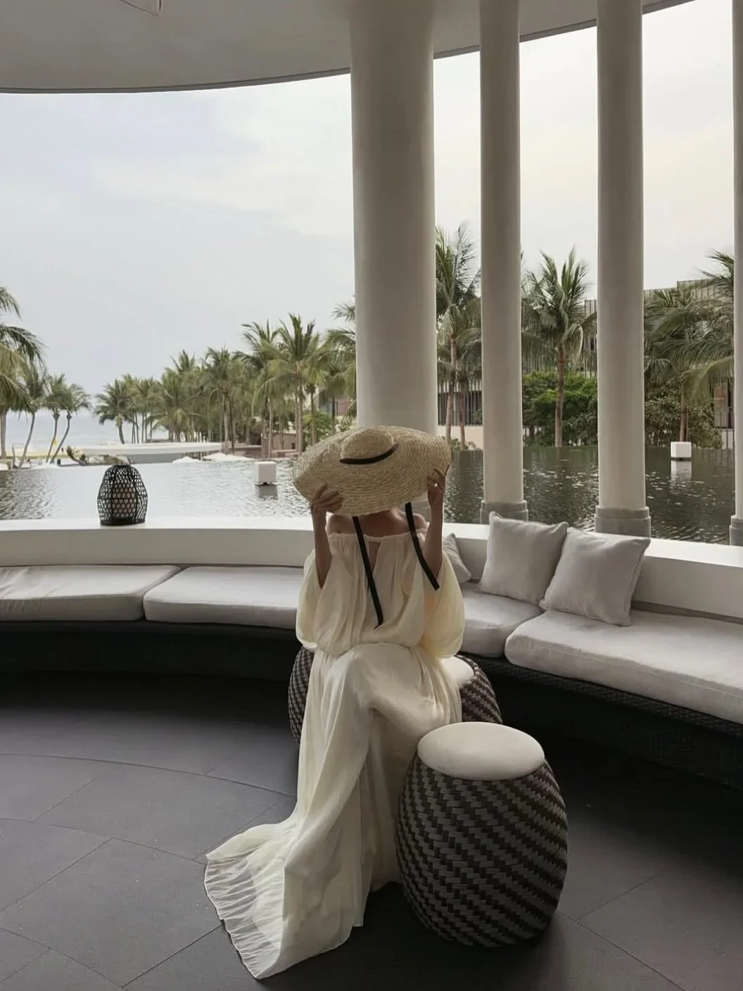 Photo 3 of Váy dài trễ vai lụa trắng Amelie