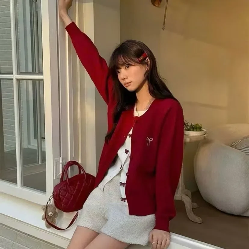 Ảnh 1 của Set cardigan len đỏ kèm quần shorts lông trắng