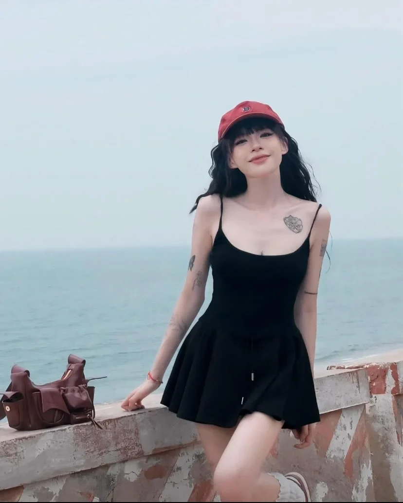 Ảnh 2 của Đầm mini hai dây đen nữ cho thuê