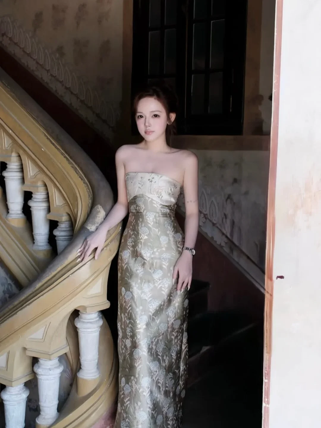 Ảnh 2 của Đầm dạ hội lụa hoa vàng Afrodille