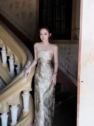 Ảnh 2 của Đầm dạ hội lụa hoa vàng Afrodille