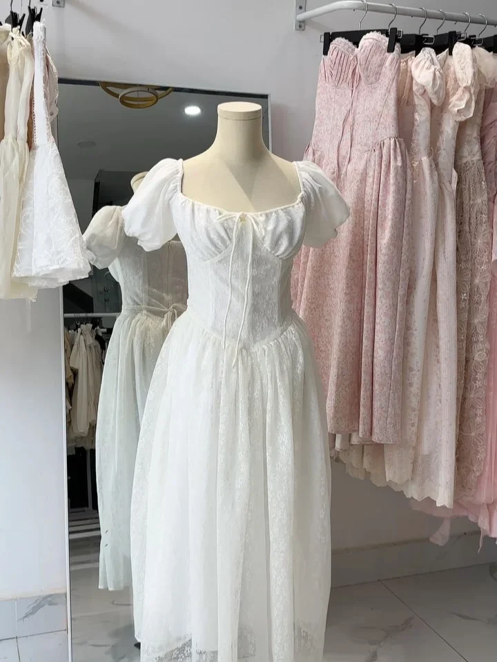 Photo 1 of Váy trắng tay phồng ren size S