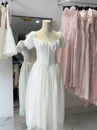Photo 1 of Váy trắng tay phồng ren size S