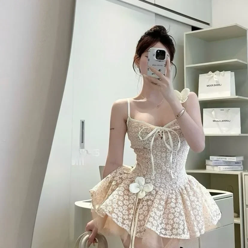 Photo 1 of Đầm corset ren hoa kem bèo nhún nữ