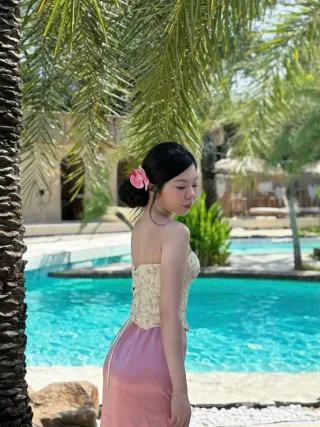 Ảnh 2 của Set corset thêu hoa và chân váy satin hồng