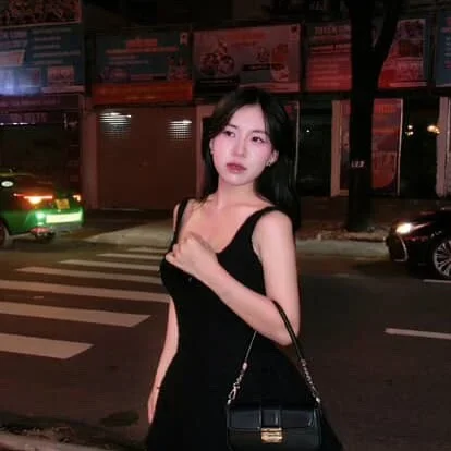 Ảnh 1 của Đầm đen hai dây ôm sát nhung nữ