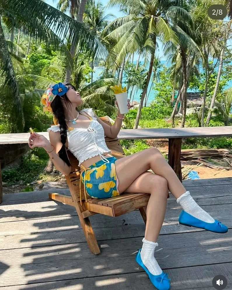 Ảnh 5 của Set croptop ren trắng chân váy hoa nữ