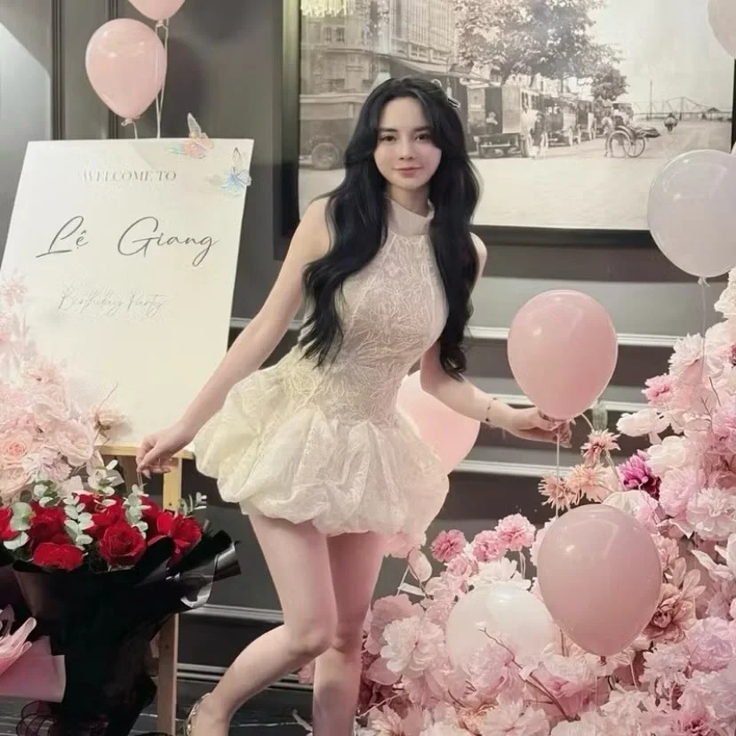 Photo 2 of Váy ngắn ren kem dự tiệc nữ