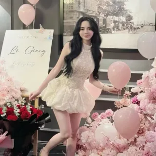 Photo 2 of Váy ngắn ren kem dự tiệc nữ