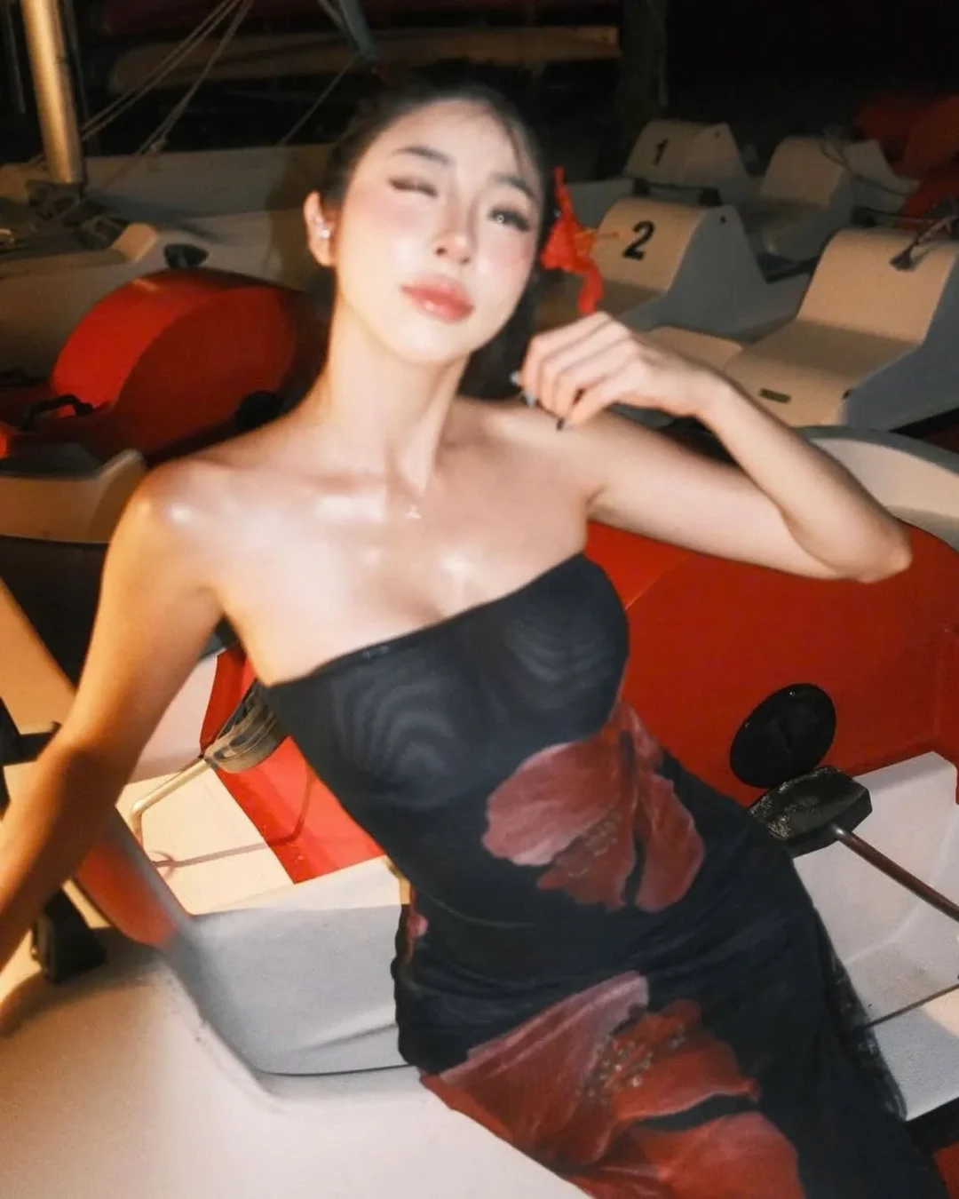 Photo 1 of Đầm cúp ngực hoa đỏ Alexis sang trọng
