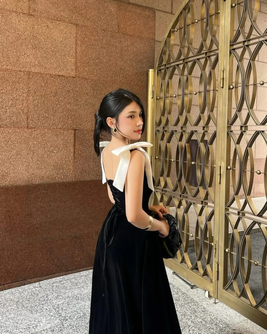 Photo 6 of Váy dạ hội nhung đen nơ vai Trúc Thanh