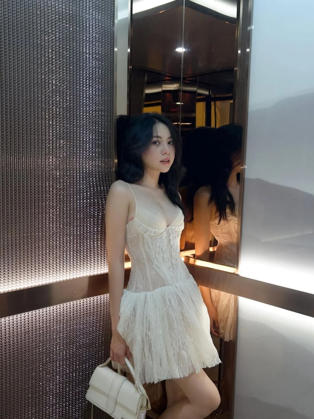 Photo 2 of Váy ren lấp lánh ngắn Ononmade size S