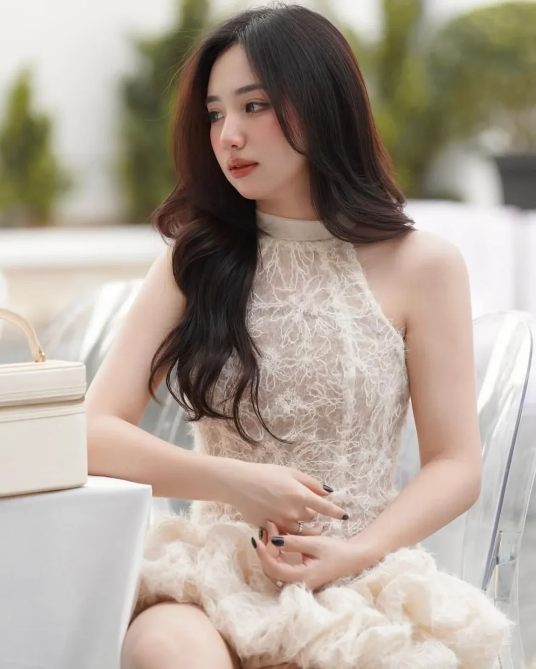 Photo 5 of Đầm ren mini lông vũ kem Ononmade