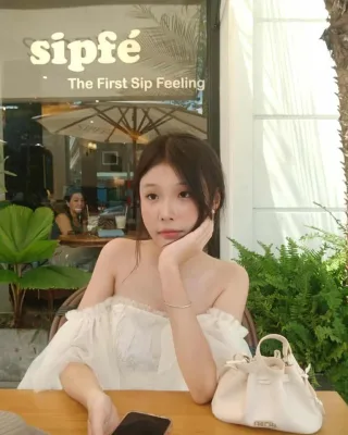 Photo 1 of Áo trễ vai trắng nữ cho thuê