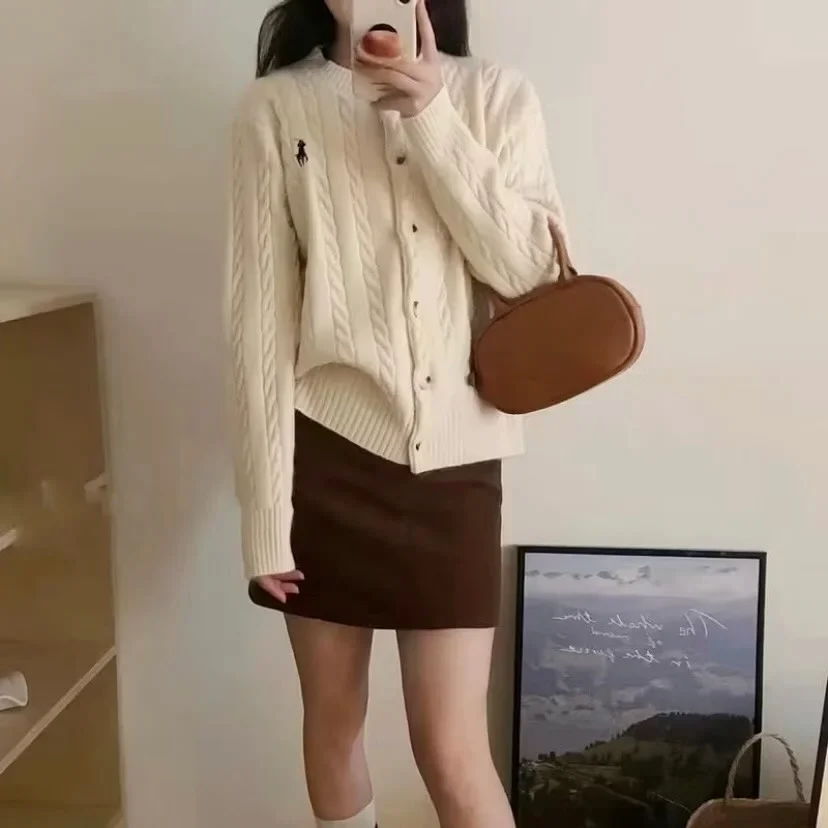 Ảnh 1 của Set áo cardigan len kem và chân váy mini nữ