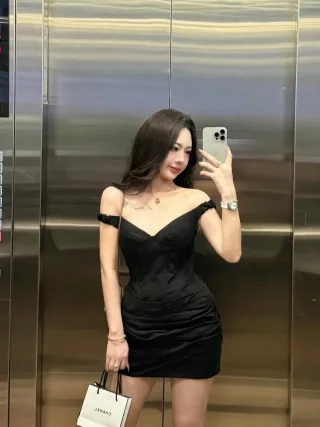 Photo 4 of Đầm mini trễ vai đen Ononmade size M