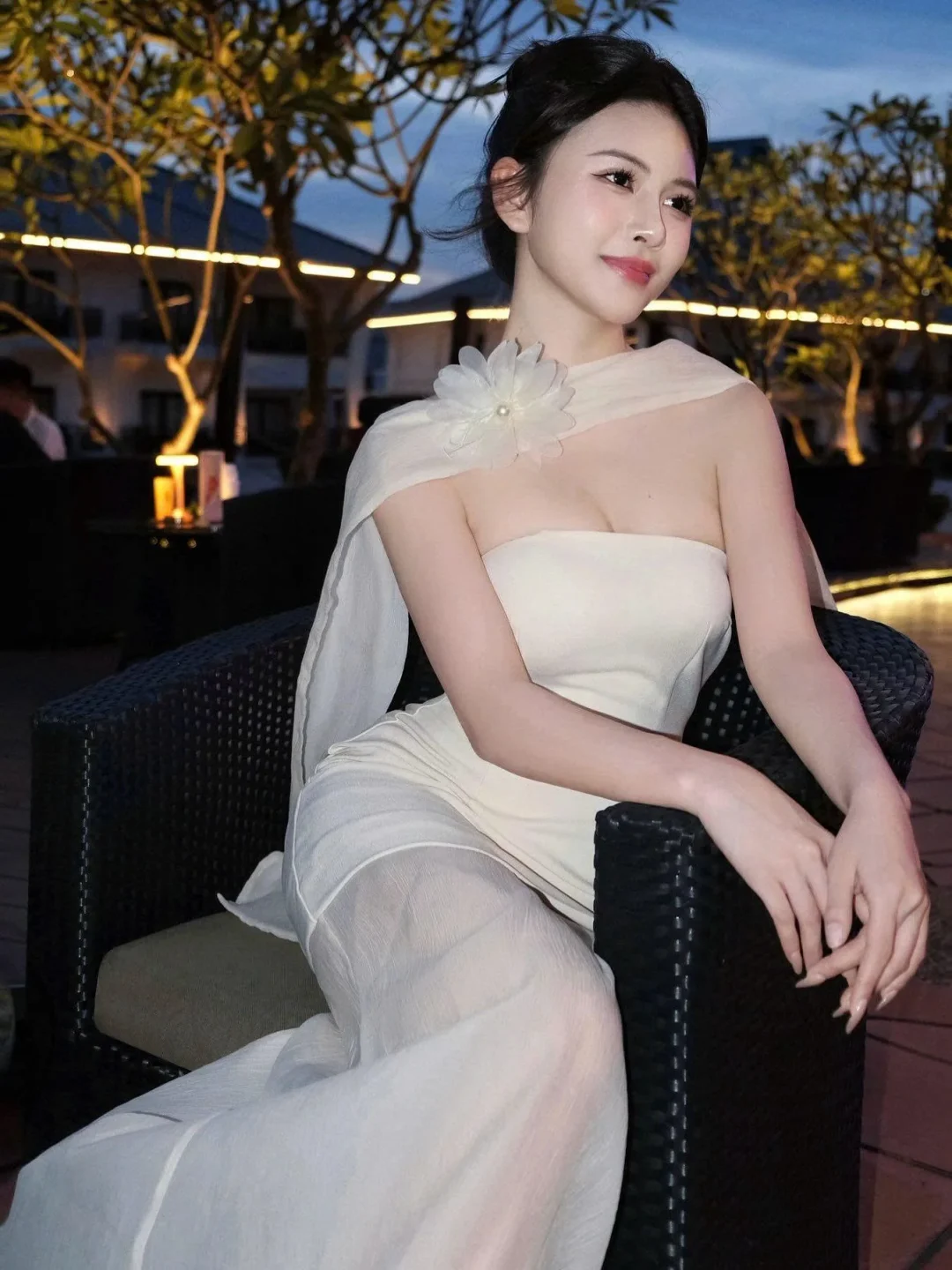 Photo 1 of Váy dạ hội trắng một vai H.I.U