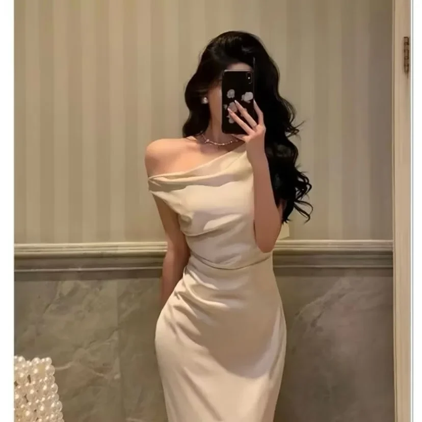 Photo 3 of Váy dài trễ vai lụa trắng nữ